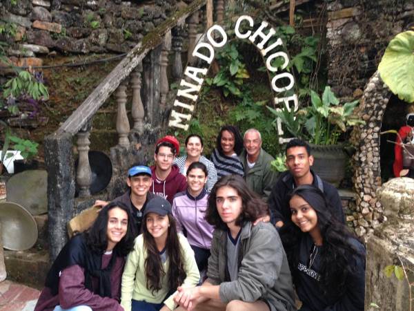 O futuro professor de História, Arthur Lima, durante viagem de trabalho de campo em Ouro Preto com os colegas que também foram pesquisadores no projeto de iniciação científica. Foto: Arquivo Pessoal O futuro professor de História, Arthur Lima, durante viagem de trabalho de campo em Ouro Preto com os colegas que também foram pesquisadores no projeto de iniciação científica. Foto: Arquivo Pessoal